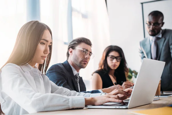 Enfoque selectivo de las personas de negocios multiculturales que tienen reuniones de negocios en la oficina - foto de stock