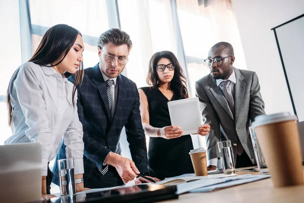 Jeunes entrepreneurs multiculturels ayant une réunion d'affaires au bureau — Photo de stock