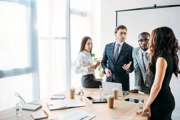 Grupo de empresários multiculturais que têm reunião de negócios no escritório — Fotografia de Stock