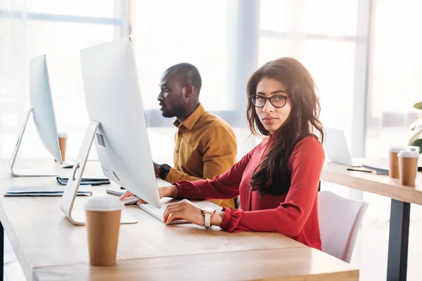 Vista laterale di afro-americani uomini d'affari che lavorano sul posto di lavoro in ufficio — Foto stock