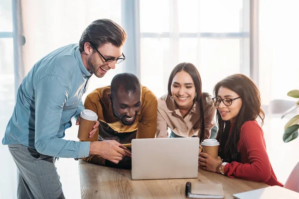 Retrato de pessoas de negócios multiculturais sorridentes trabalhando no laptop juntos no escritório — Fotografia de Stock