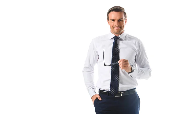 Homem de negócios sorrindo segurando óculos isolados em fundo branco — Fotografia de Stock