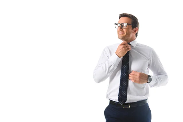 Feliz homem de negócios óculos ajustando gravata isolada no fundo branco — Fotografia de Stock