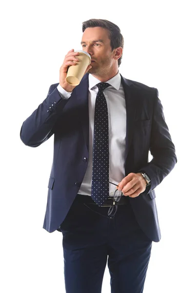 Hombre de negocios sosteniendo anteojos y bebiendo café aislado sobre fondo blanco - foto de stock