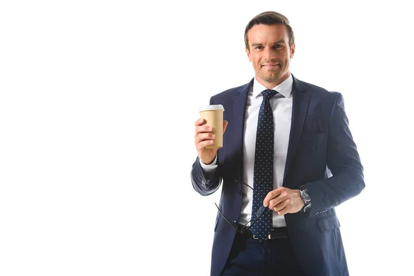 Hombre de negocios sosteniendo anteojos y taza de papel de café aislado sobre fondo blanco - foto de stock