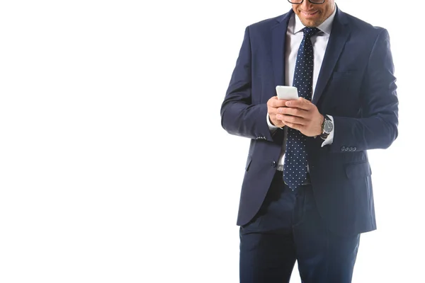 Abgeschnittenes Bild eines lächelnden Geschäftsmannes mit Brille, der sein Smartphone isoliert auf weißem Hintergrund überprüft — Stockfoto