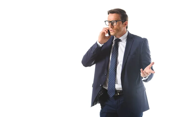 Uomo d'affari emotivo gesticolando a mano e parlando su smartphone isolato su sfondo bianco — Foto stock