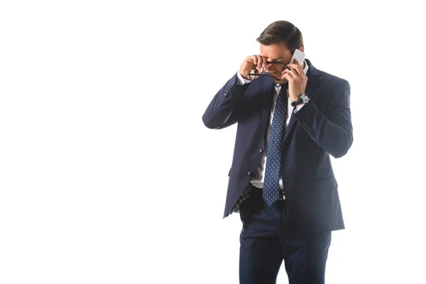 Müde, emotionale Händchen haltend mit Brille auf der Stirn und Gespräche auf Smartphone isoliert auf weißem Hintergrund — Stockfoto