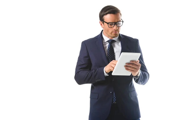 Homme d'affaires sérieux dans les lunettes à l'aide d'une tablette numérique isolé sur fond blanc — Photo de stock