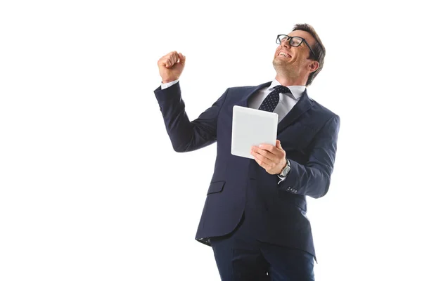Схвильований бізнесмен в окулярів жестикулюючи вручну та проведення цифровий планшетний ізольовані на білому тлі — стокове фото