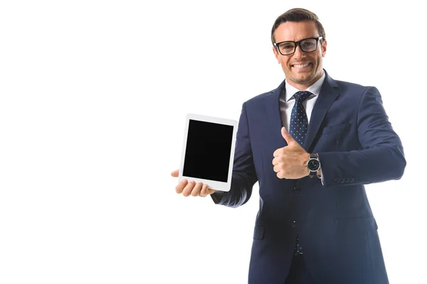 Hombre de negocios feliz en gafas que sostienen la tableta digital con la pantalla en blanco y haciendo gesto del pulgar hacia arriba aislado en el fondo blanco - foto de stock