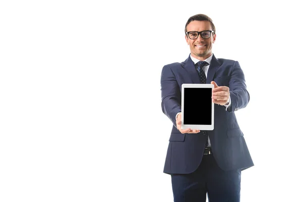 Homem de negócios sorridente em óculos segurando tablet digital com tela em branco isolado em fundo branco — Fotografia de Stock