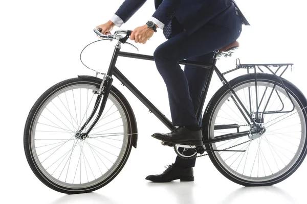 Обрізане зображення бізнесмена, що сидить на велосипеді ізольовано на білому тлі — стокове фото
