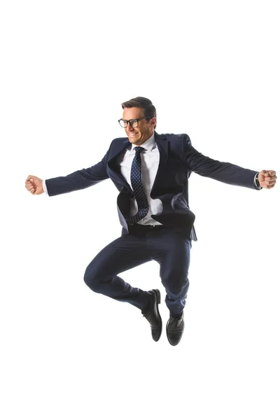 Excitado empresário em óculos pulando e gesticulando por mãos isoladas no fundo branco — Fotografia de Stock