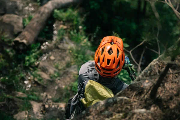 Vue grand angle du voyageur masculin en casque de protection debout dans la forêt — Photo de stock