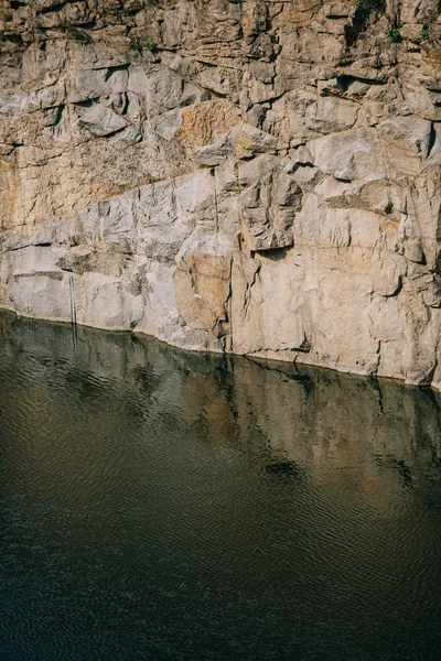 Vista panorâmica do penhasco rochoso refletindo na superfície do rio — Fotografia de Stock