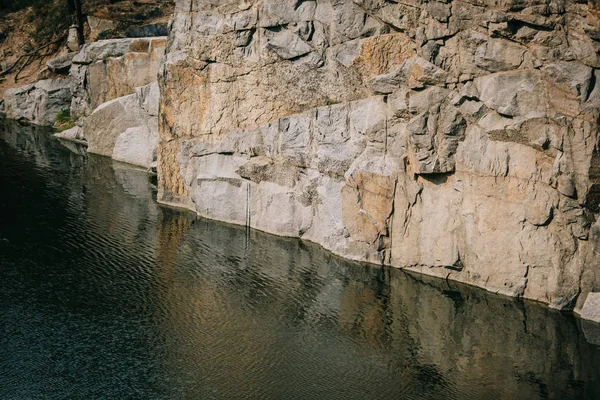 Живописный вид скалистой скалы, отражающейся на поверхности реки — стоковое фото