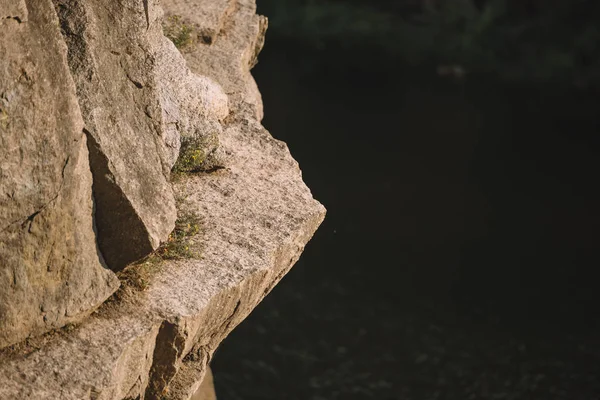 Foyer sélectif de falaise rocheuse sur la rivière — Photo de stock