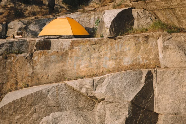 Scenic view of tourist tent on rocky cliff during daytime — Stock Photo