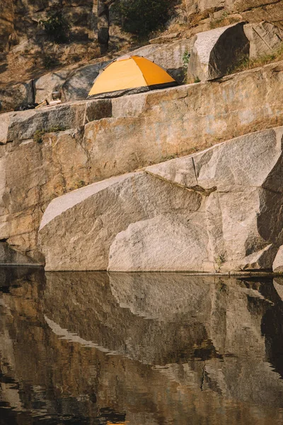 Vista panoramica della tenda turistica sulla scogliera rocciosa sul fiume — Foto stock