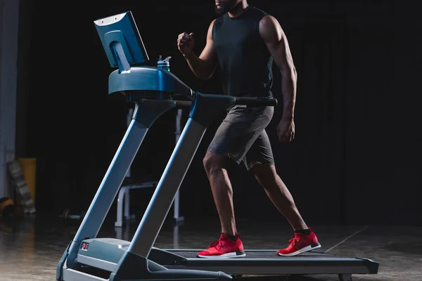 Обрізаний знімок молодого афроамериканського спортсмена тренування на біговій доріжці — стокове фото