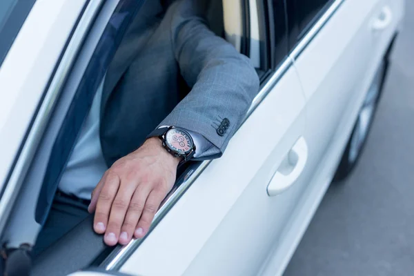 Обрізаний знімок бізнесмена, що сидить на водійському сидінні в машині — стокове фото