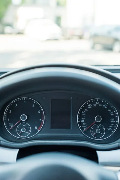 Vista de cerca del velocímetro negro y el volante en el coche - foto de stock