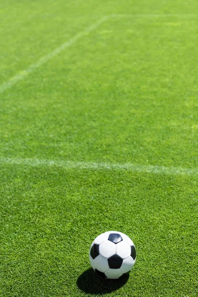 Vista ad alto angolo di pallone da calcio sdraiato su erba verde — Foto stock