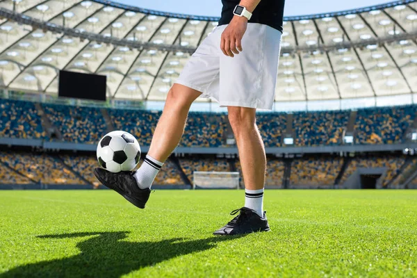 Schnappschuss eines Fußballers, der Ball im Sportstadion abprallt — Stockfoto