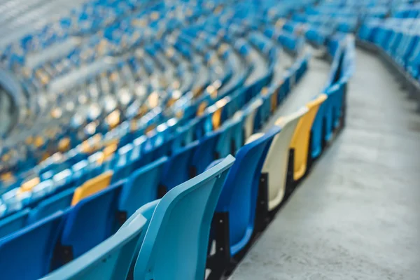 Vacíos asientos coloridos en los tribunos del estadio moderno - foto de stock