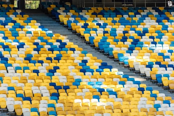 Пустые красочные трибуны стадиона с лестницами — стоковое фото