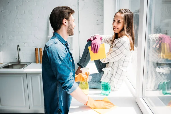 Пара отдыхает после мытья окон на кухне — стоковое фото