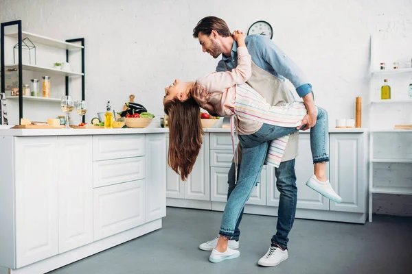 Couple dancing tango together in kitchen — Stock Photo