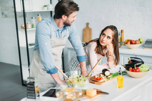 Coppia che si guarda al bancone della cucina — Foto stock