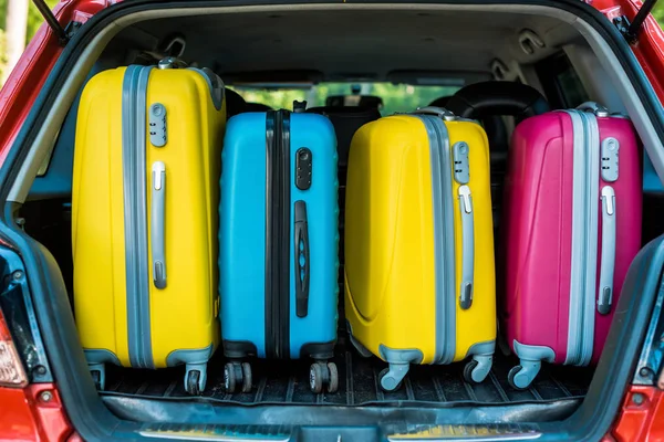 Bolsas de viaje de color en el maletero - foto de stock