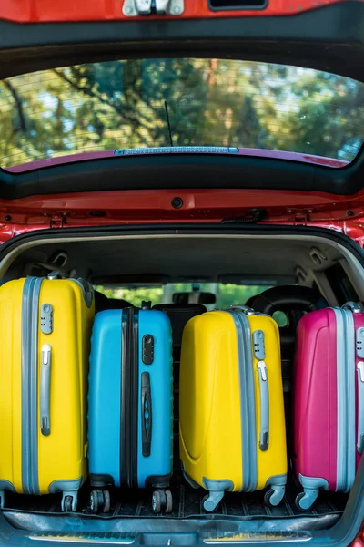 Кольорові колісні сумки в багажнику автомобіля — стокове фото