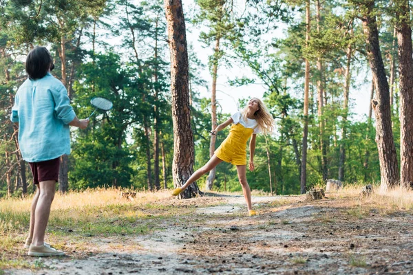 Couple playing badminton in forest at weekend — Stock Photo