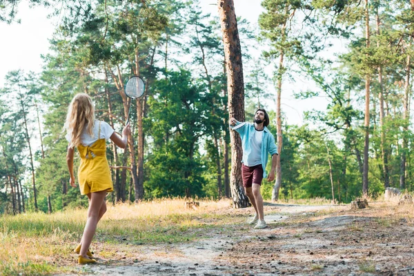 Jovem casal jogar badminton ao ar livre — Fotografia de Stock