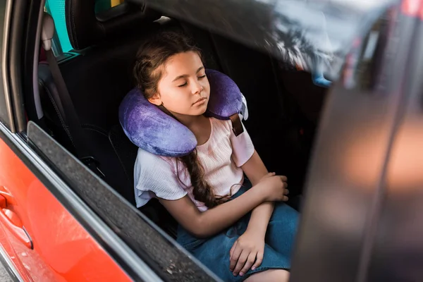 Adorabile bambino che dorme in auto con cuscino al collo — Foto stock