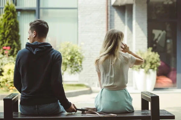 Täterbeschreibung: Mann klaut Handtasche aus Handtasche einer wegschauenden Frau im Park — Stockfoto