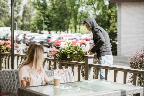 Woman looking at robbery stealing her bag on restaurant terrace — Stock Photo