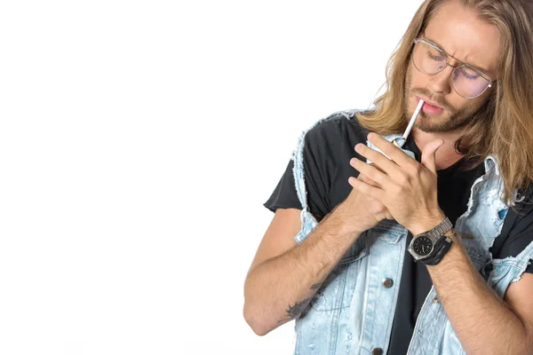 Beau jeune homme fumant cigarette isolé sur blanc — Photo de stock