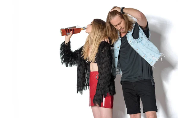 Joven borracho pareja con botella de ron en blanco - foto de stock