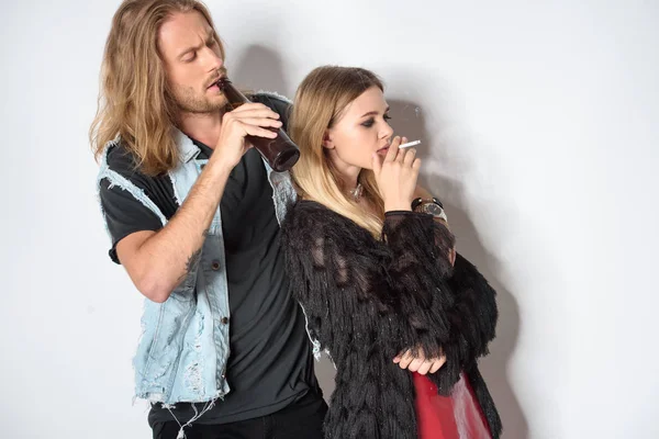 Jovem casal com cerveja e cigarro em branco — Fotografia de Stock