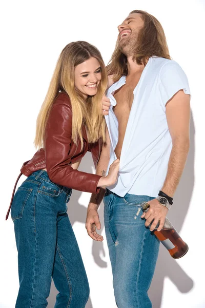 Lachendes junges betrunkenes Paar mit Flasche Rum auf weißem Grund — Stockfoto