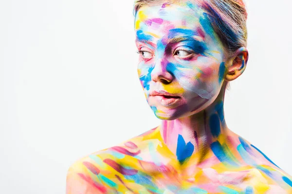 Attraente ragazza con colorato luminoso corpo arte guardando lontano isolato su bianco — Foto stock