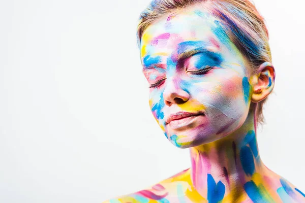 Attraente ragazza con colorata arte del corpo luminoso in piedi con gli occhi chiusi isolati su bianco — Foto stock