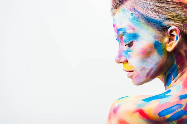 Vista laterale della ragazza attraente con colorata arte del corpo luminoso isolato su bianco — Foto stock