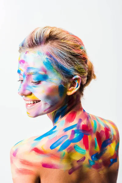 Усміхнена приваблива дівчина з барвистим яскравим мистецтвом тіла ізольована на білому — стокове фото