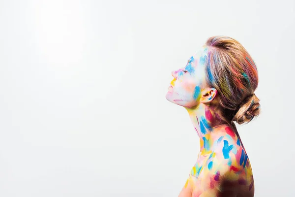 Вид збоку привабливої дівчини з барвистим яскравим мистецтвом тіла і закритими очима ізольовані на білому — стокове фото